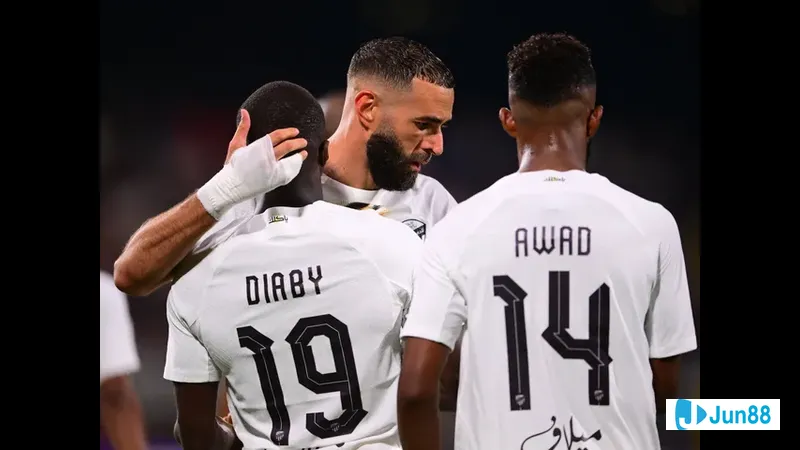 Hai đội Al Wahda và Al Ittihad đang tranh tài gay cấn trên sân cỏ Hai đội Al Wahda và Al Ittihad đang tranh tài gay cấn trên sân cỏ