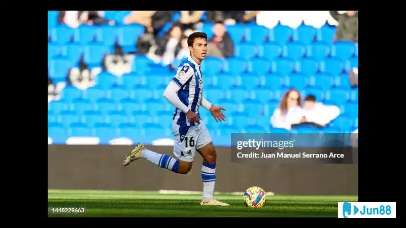Cầu thủ Real Sociedad đang nỗ lực giữ bóng trước áp lực từ hậu vệ của Rayo Vallecano Cầu thủ Real Sociedad đang nỗ lực giữ bóng trước áp lực từ hậu vệ của Rayo Vallecano