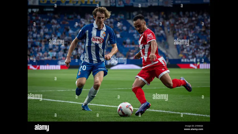 Cầu thủ của Espanyol vượt qua cầu thủ của Rayo Vallecano trong pha bóng quyết liệt.