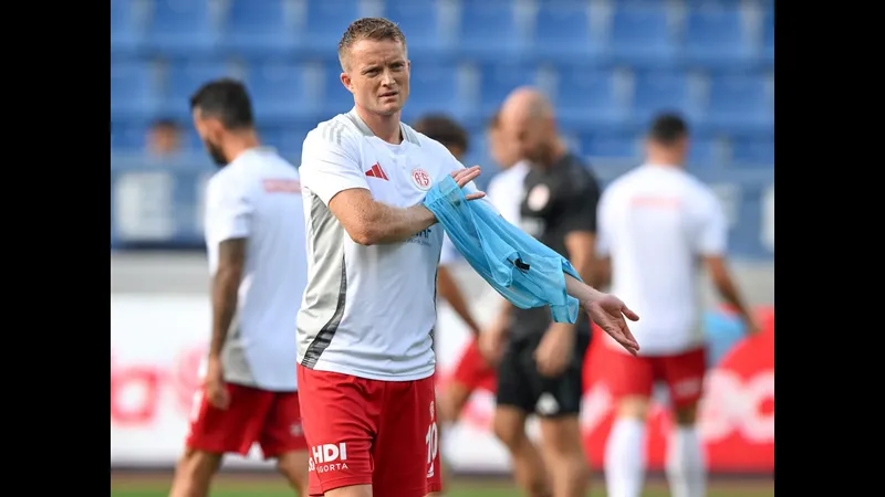 Cầu thủ Kasimpasa vượt qua Genclerbirligi để tiến vào vùng cấm Cầu thủ Kasimpasa vượt qua Genclerbirligi để tiến vào vùng cấm