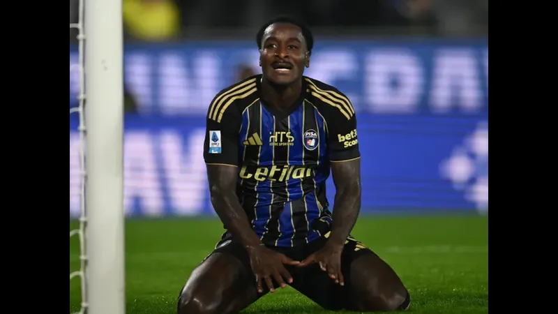 Cầu thủ Parma vượt qua hàng phòng ngự của Pisa bằng kỹ thuật đi bóng tinh tế