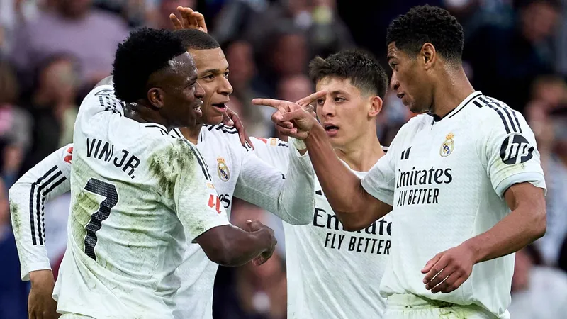 Hậu vệ của Real Madrid với sự quyết tâm ngăn chặn cú sút của tiền đạo Celta Vigo Hậu vệ của Real Madrid với sự quyết tâm ngăn chặn cú sút của tiền đạo Celta Vigo
