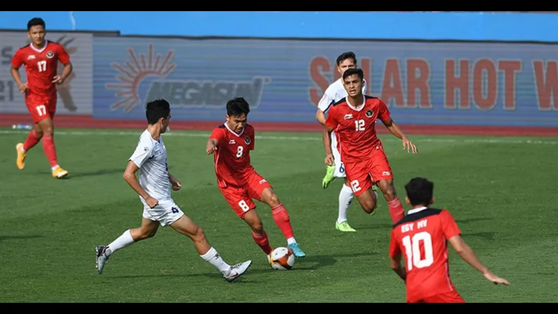 Cầu thủ U22 Philippines với sự quyết tâm cao đánh đầu trong trận đấu với U22 Indonesia Cầu thủ U22 Philippines với sự quyết tâm cao đánh đầu trong trận đấu với U22 Indonesia