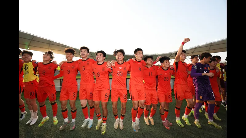 Cầu thủ U23 Trung Quốc và U23 Nhật Bản tranh chấp quả bóng - Phân tích chiến