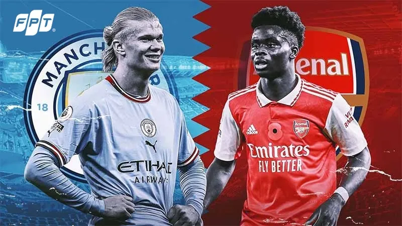 Cầu thủ Arsenal và Man City cạnh tranh quả bóng trên sân Cầu thủ Arsenal và Man City cạnh tranh quả bóng trên sân