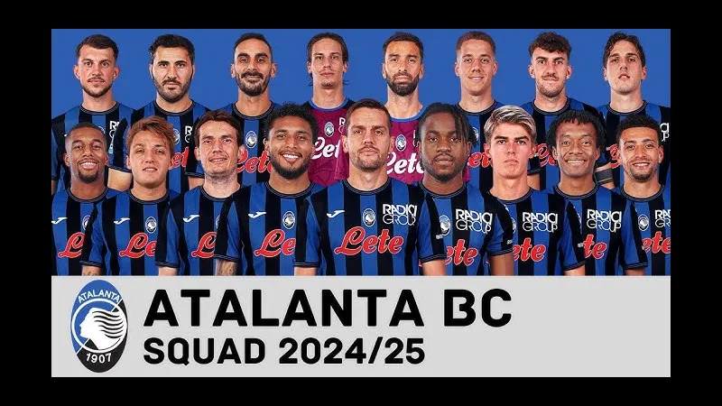 Cầu thủ Atalanta và Verona tranh chấp bóng trước khung thành