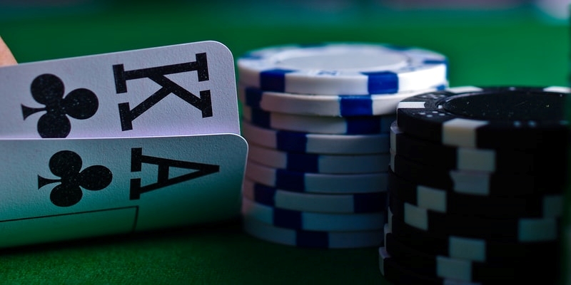 Đâu là sự khác biệt giữa Poker trực tuyến và truyền thống? 5 Chiêu tâm lí chiến khi chơi poke